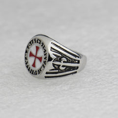 Bague Assassin’s Creed II à émail rouge – Tailles 8 à 12