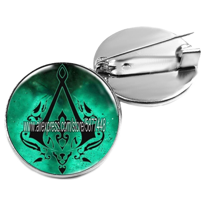 Broche Assassin’s Creed avec cabochon en verre – 7 motifs