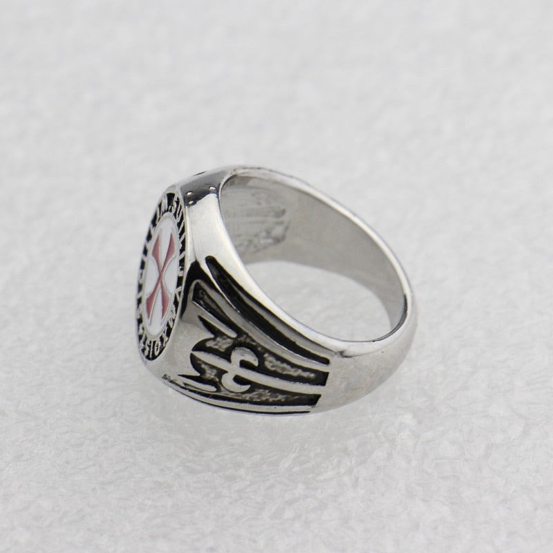Bague Assassin’s Creed II à émail rouge – Tailles 8 à 12