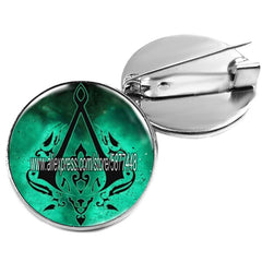 Broche Assassin’s Creed avec cabochon en verre – 7 motifs