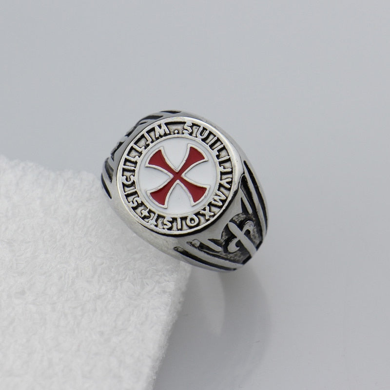 Bague Assassin’s Creed II à émail rouge – Tailles 8 à 12