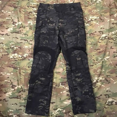 Tenue tactique camouflage – chemise et pantalon selon variante