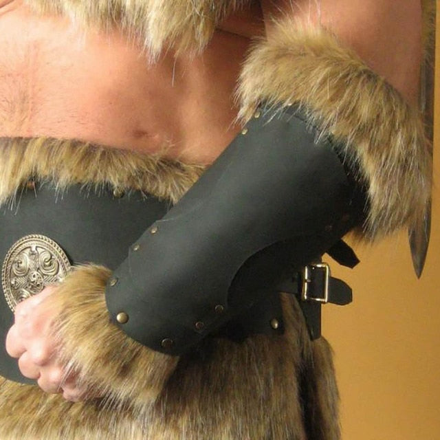 Brassard viking à rivets en cuir synthétique et fourrure – Valhalla