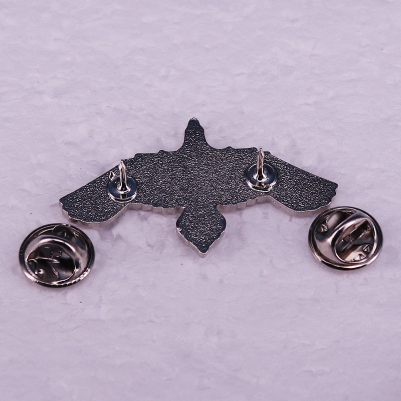 Broche oiseau aux runes nordiques – Assassin’s Creed Valhalla