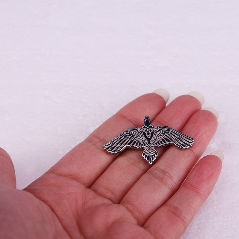 Broche oiseau aux runes nordiques – Assassin’s Creed Valhalla