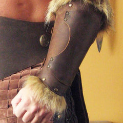 Brassard viking à rivets en cuir synthétique et fourrure – Valhalla