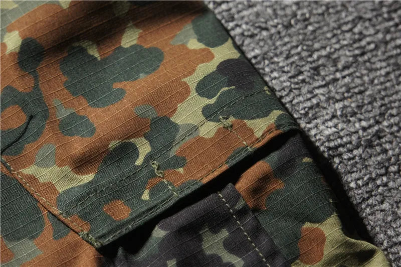 Tenue tactique camouflage – chemise et pantalon selon variante