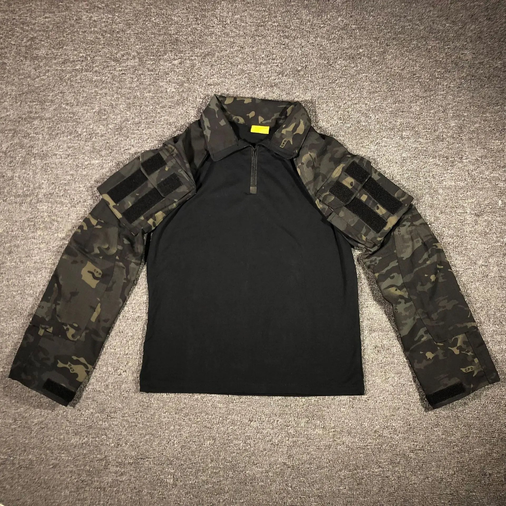 Tenue tactique camouflage – chemise et pantalon selon variante