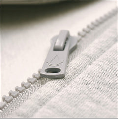 Sweat zippé à capuche Assassin’s Creed III – Blanc