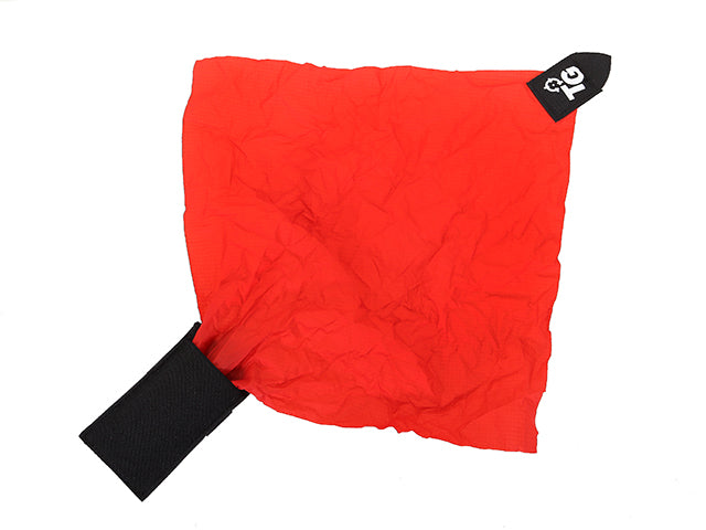 Poche noire avec foulard de touche rouge intégré – 8FIELDS